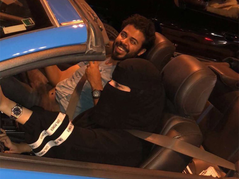 بالفيديو: الشرطة السعودية تُقدّم الورود للسائقات